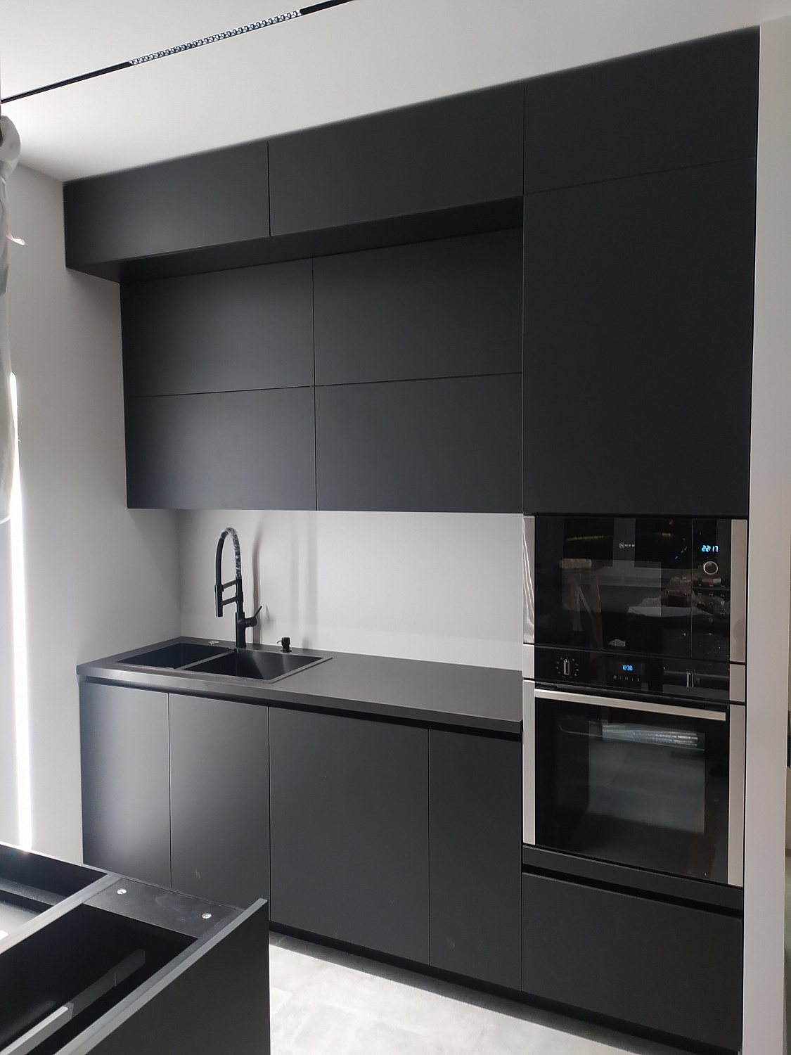 Кухня АГТ черная, вытяжка отдельно стоящая 