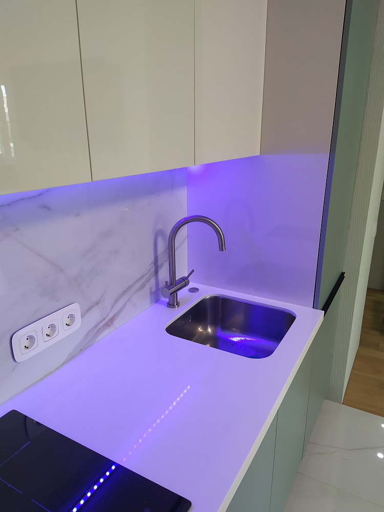 Кухня мятная с подсветкой