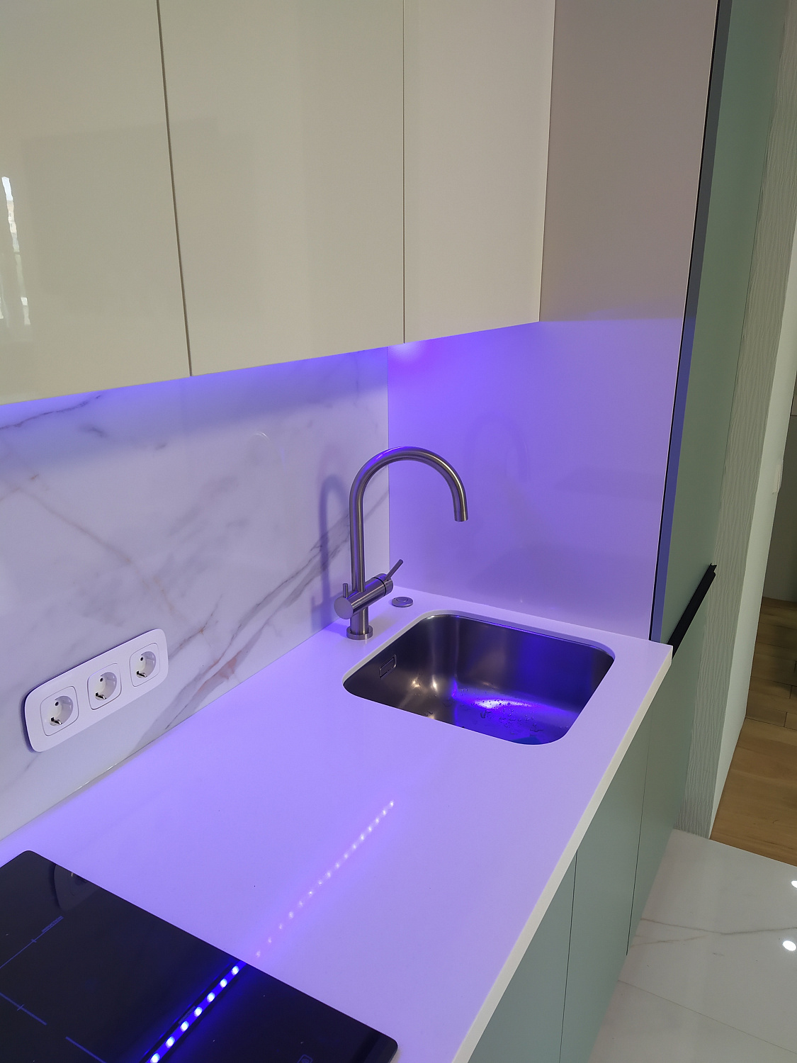 Кухня мятная с подсветкой