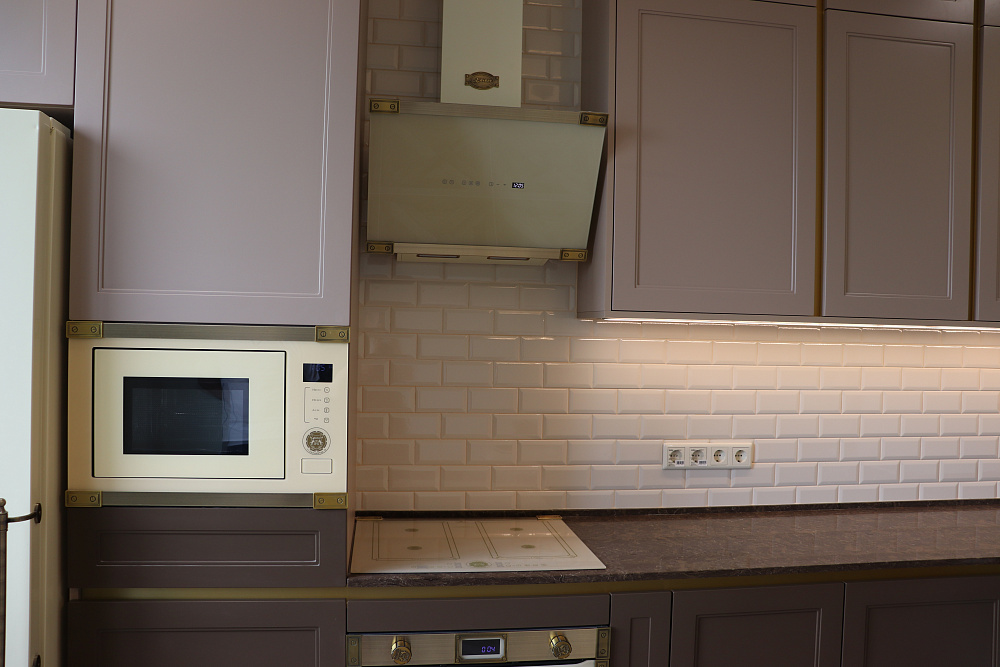 Кухня фасады с золотом