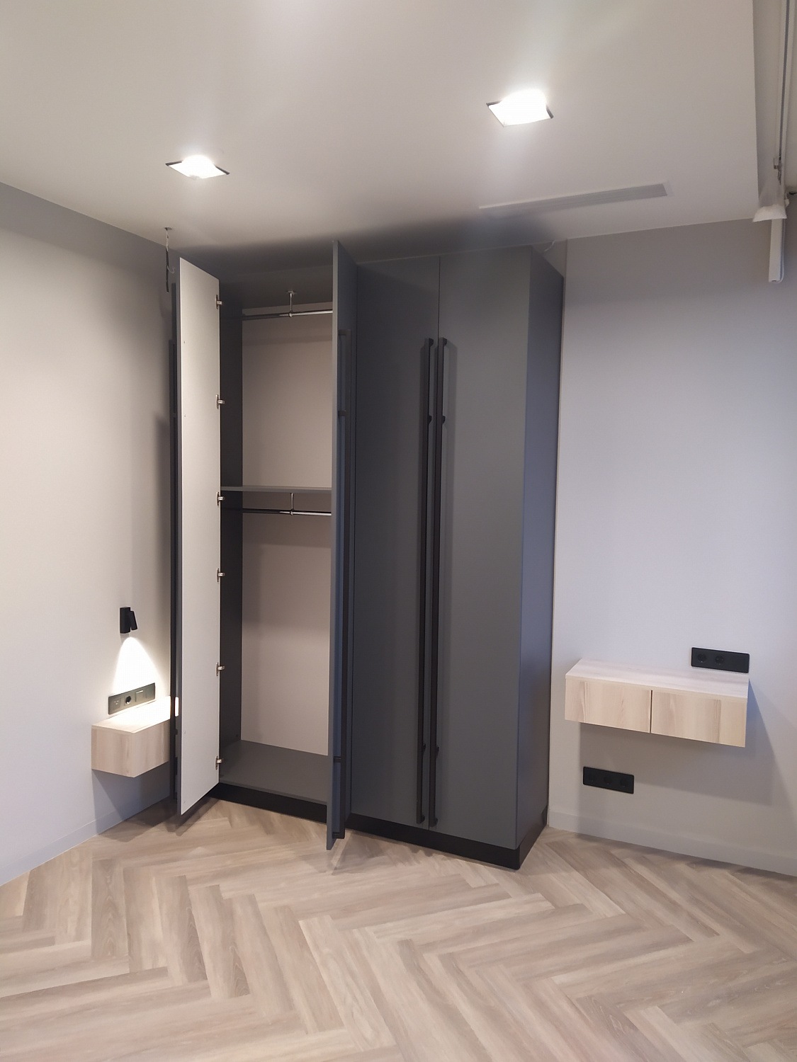 Шкаф серый с тумбами