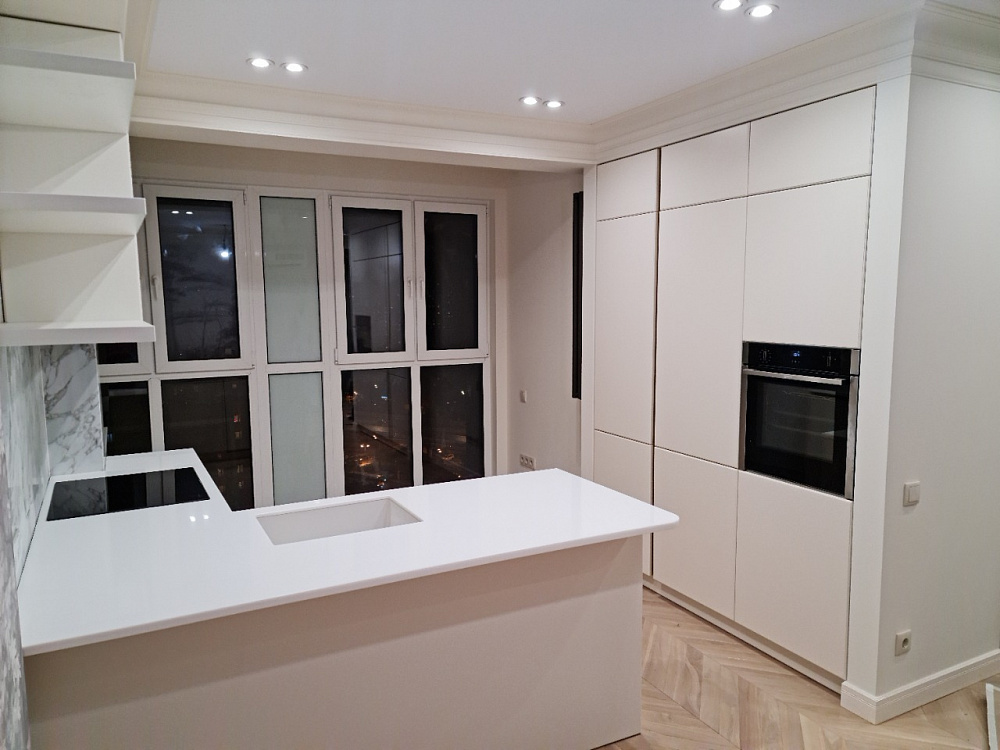 Кухня белая с барной стойкой