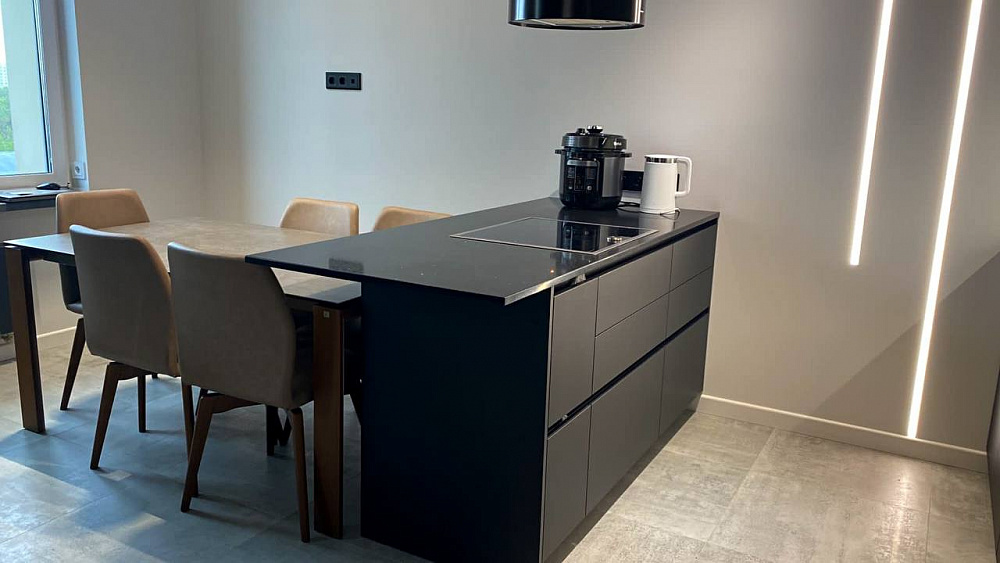 Кухня АГТ черная, вытяжка отдельно стоящая 