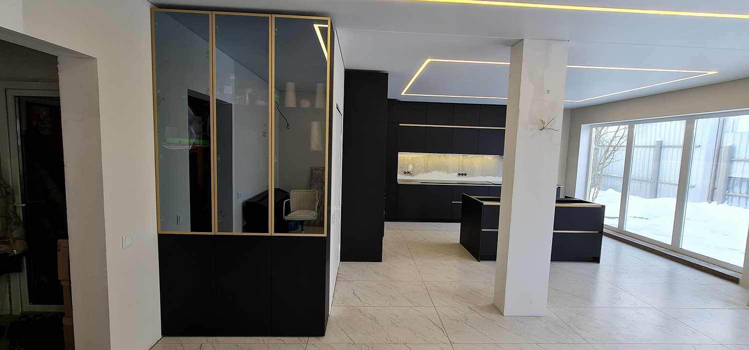 Кухня черная с золотом