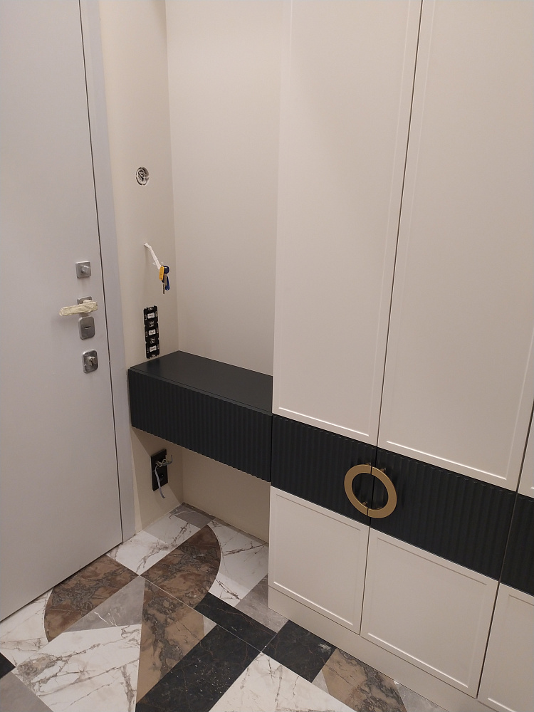 Шкаф в прихожую (рейка с золотыми ручками)