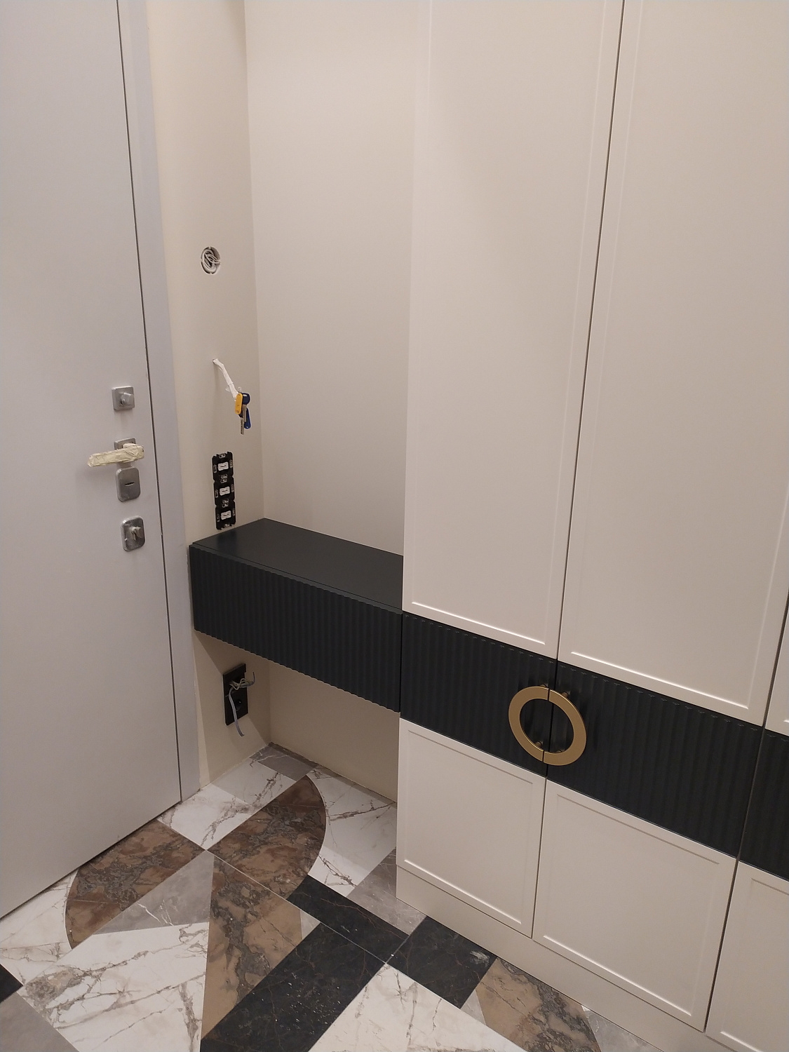 Шкаф в прихожую (рейка с золотыми ручками)