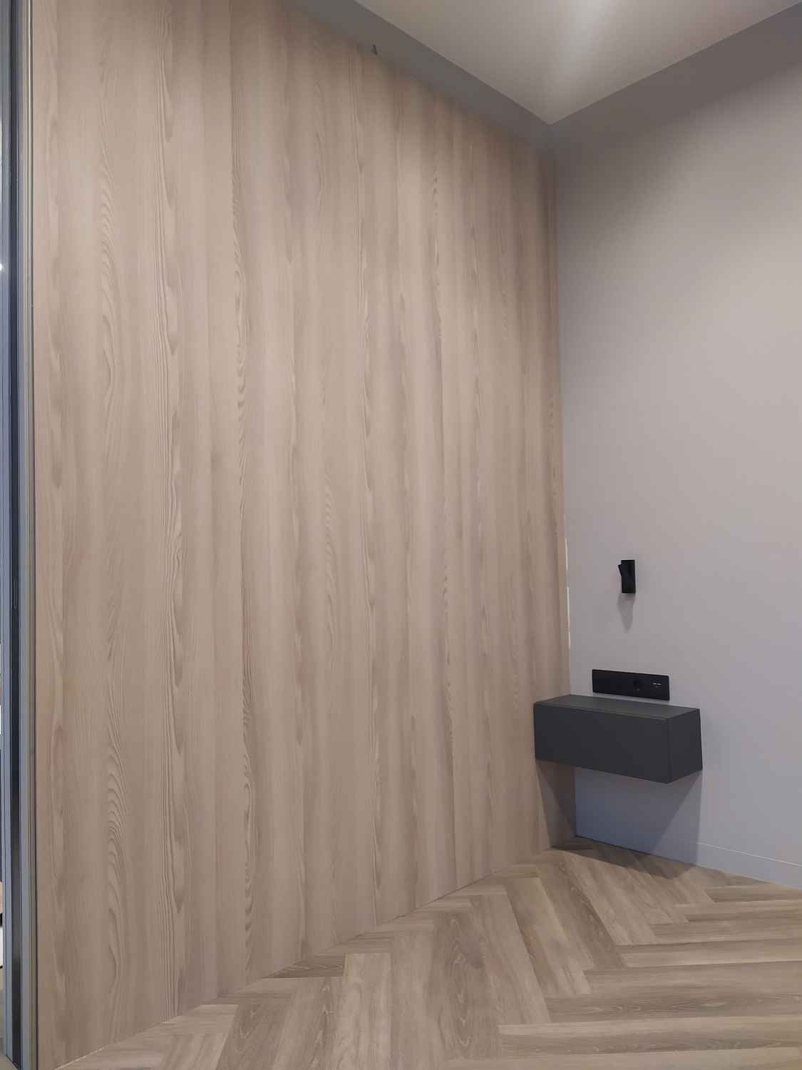 Шкаф серый с тумбами