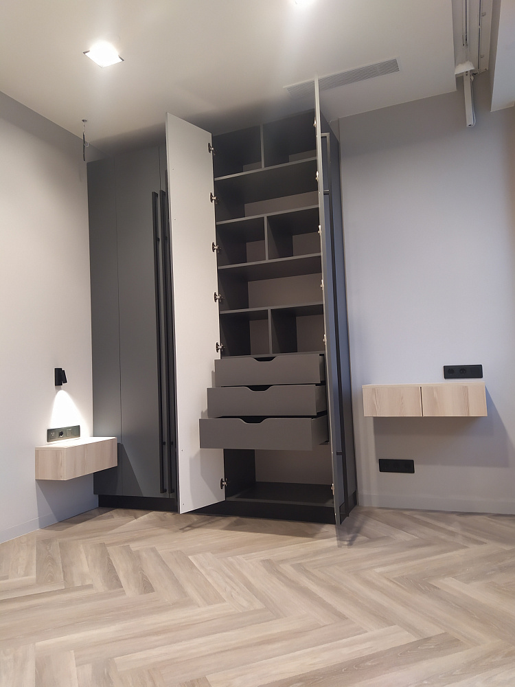 Шкаф серый с тумбами