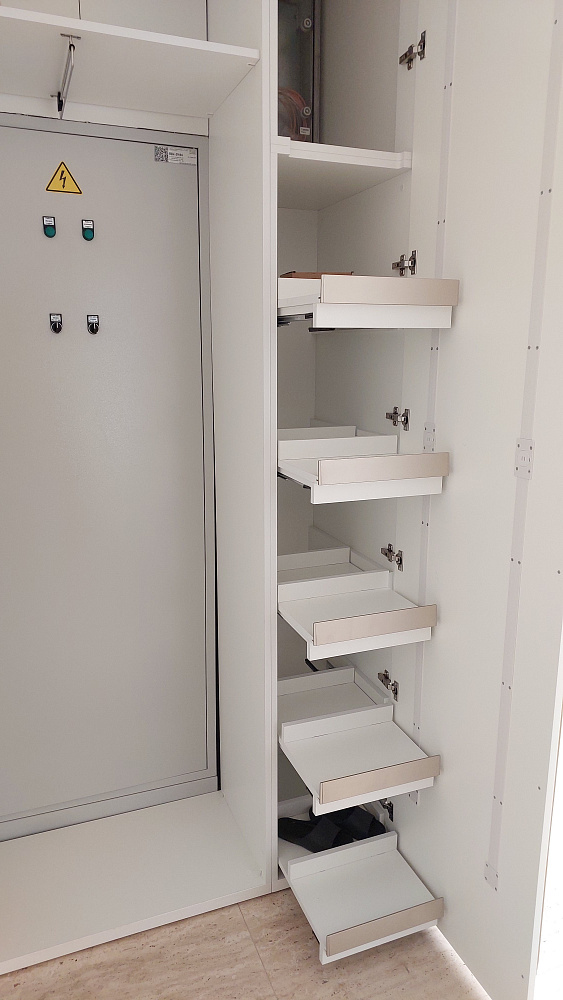 Шкаф с золотыми ручками