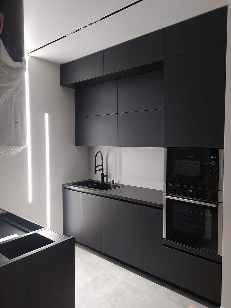 Кухня АГТ черная, вытяжка отдельно стоящая 