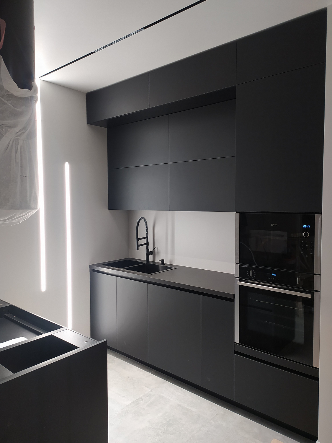 Кухня АГТ черная, вытяжка отдельно стоящая 