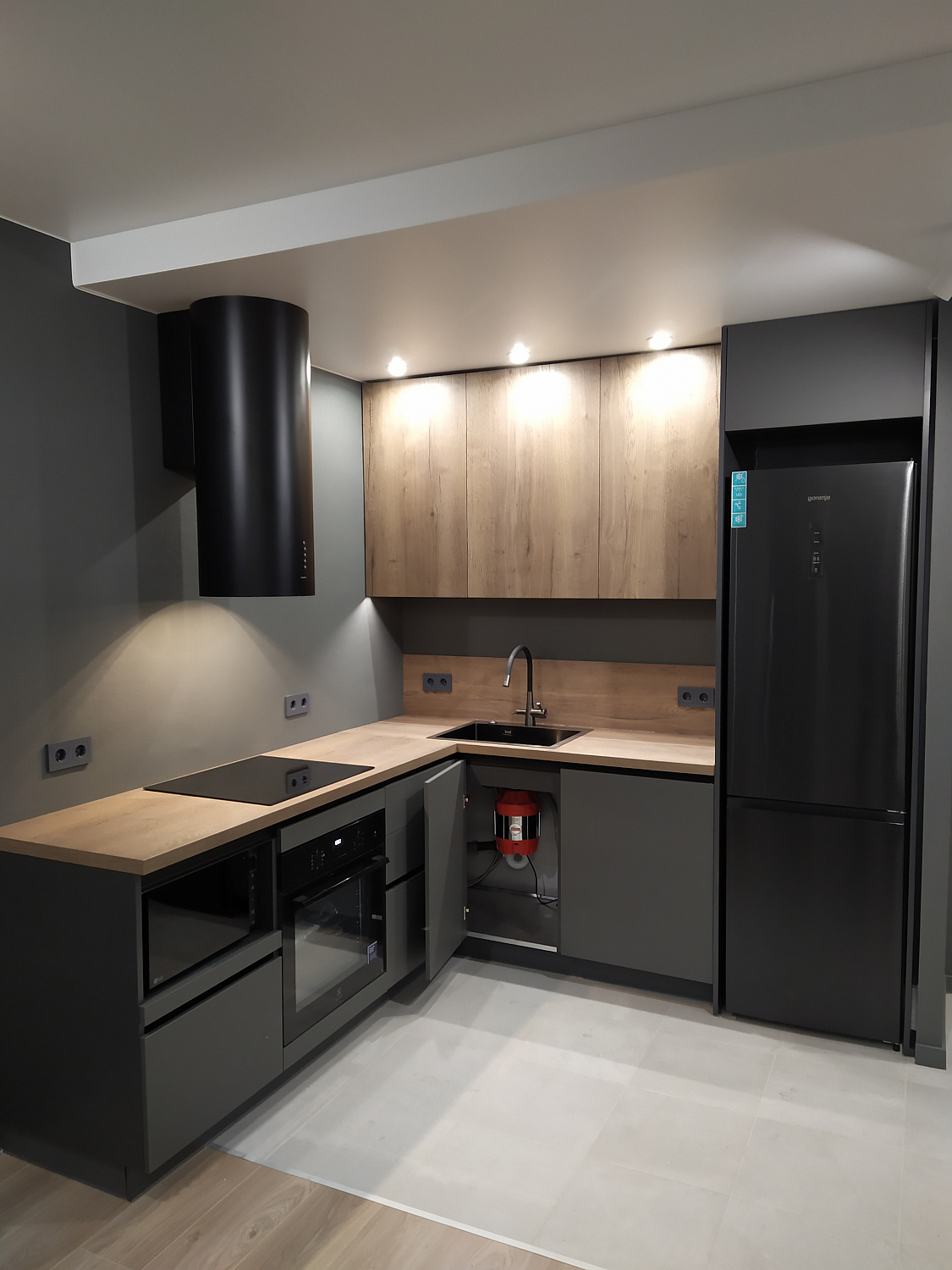 Кухня супер матовая серая 