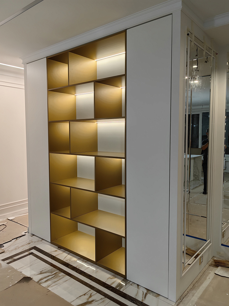 Шкаф с встроенной подсветкой 