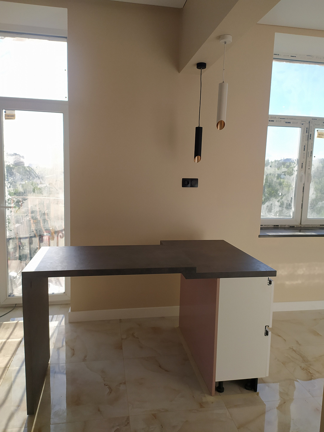 Кухня белая комбо розовый