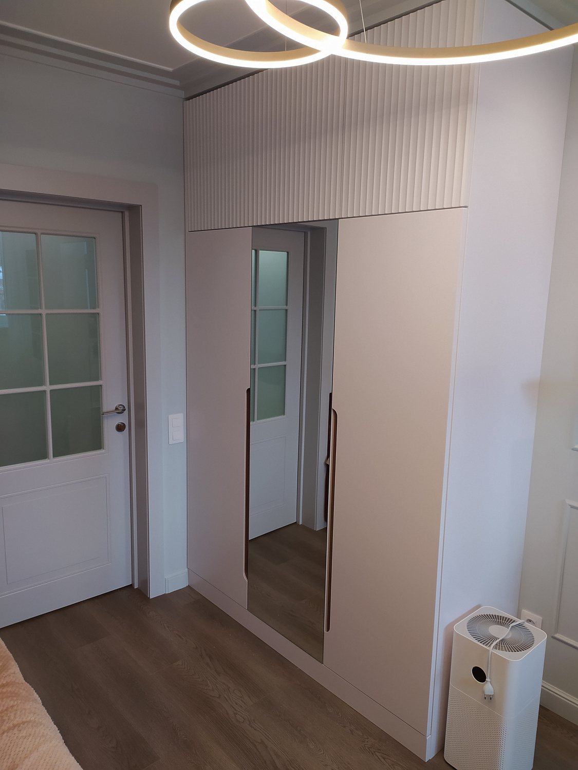 Шкаф в детскую со столом и стеллаж