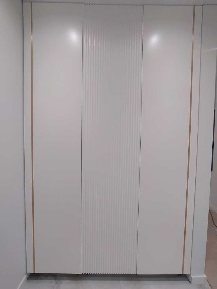 Шкаф встроенный белый