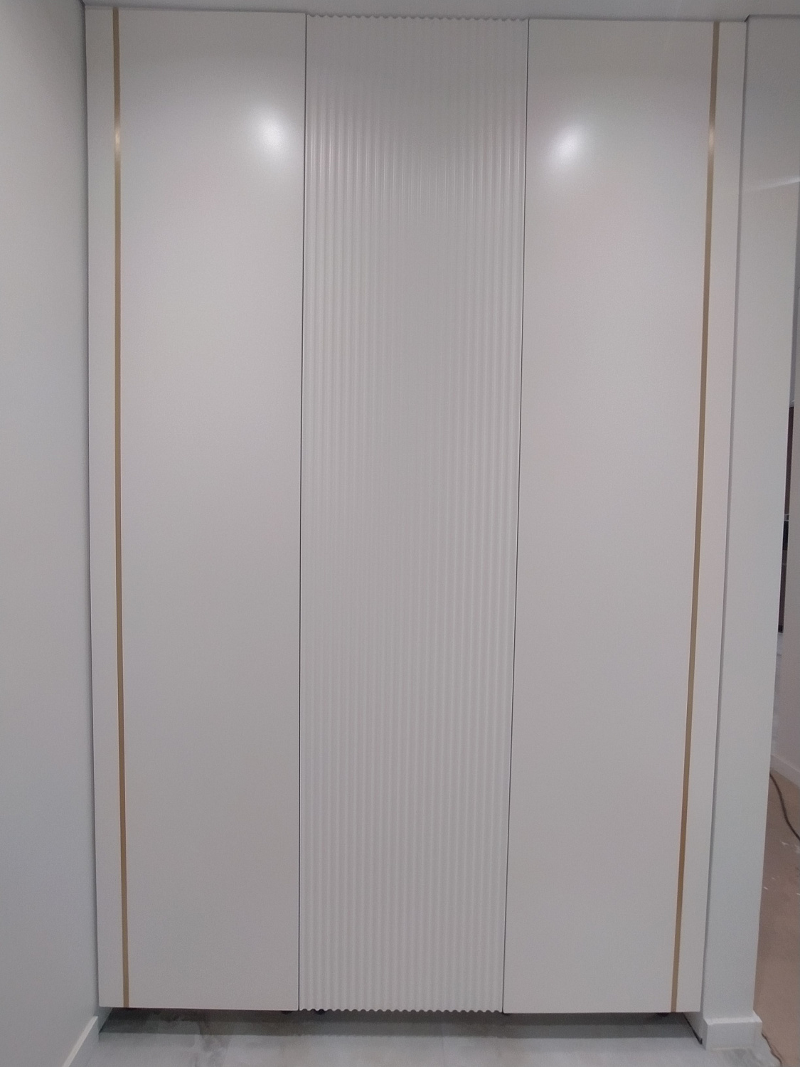 Шкаф встроенный белый