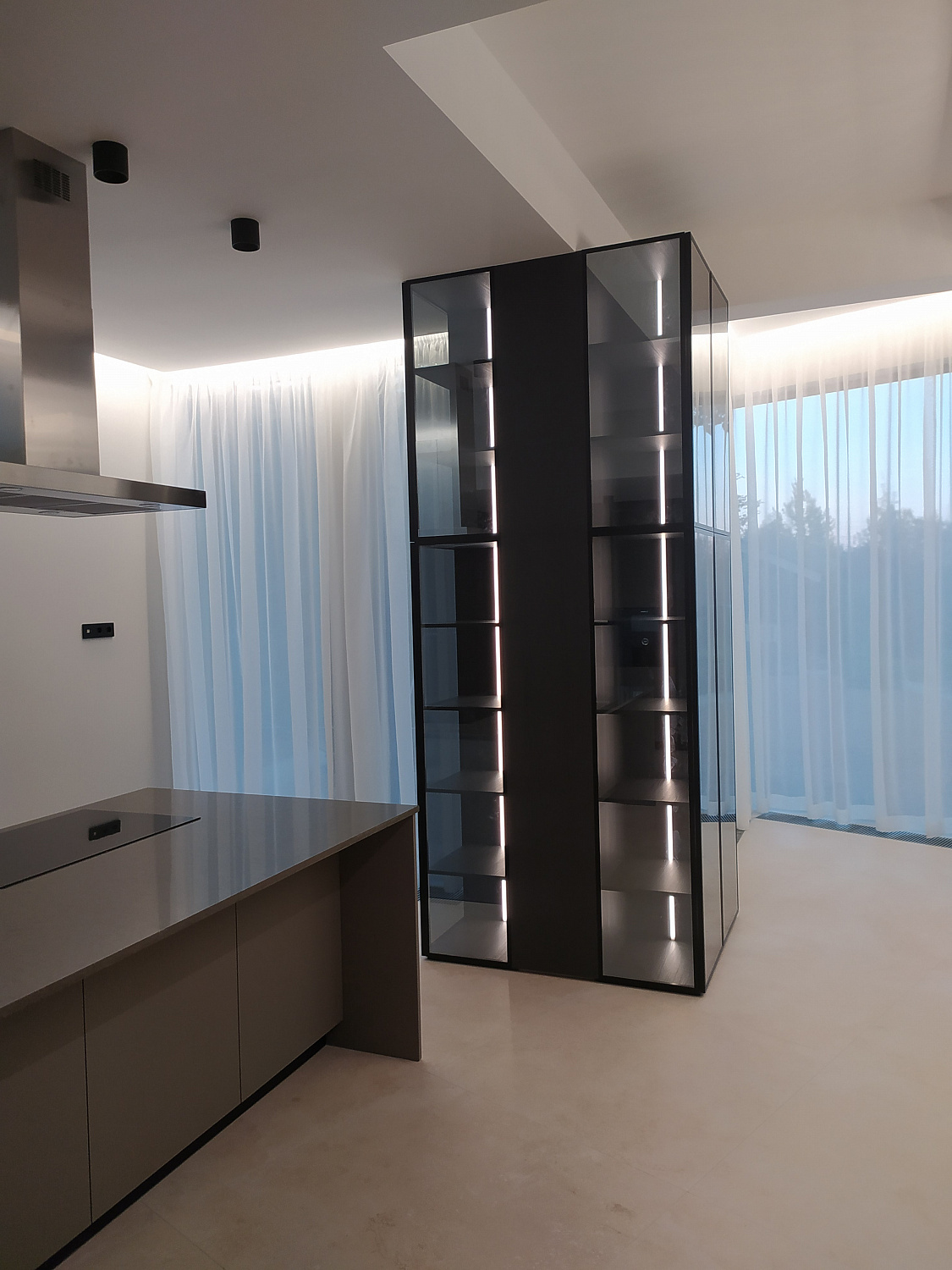 Кухня Феникс серый в загородный дом с островом и вытяжкой