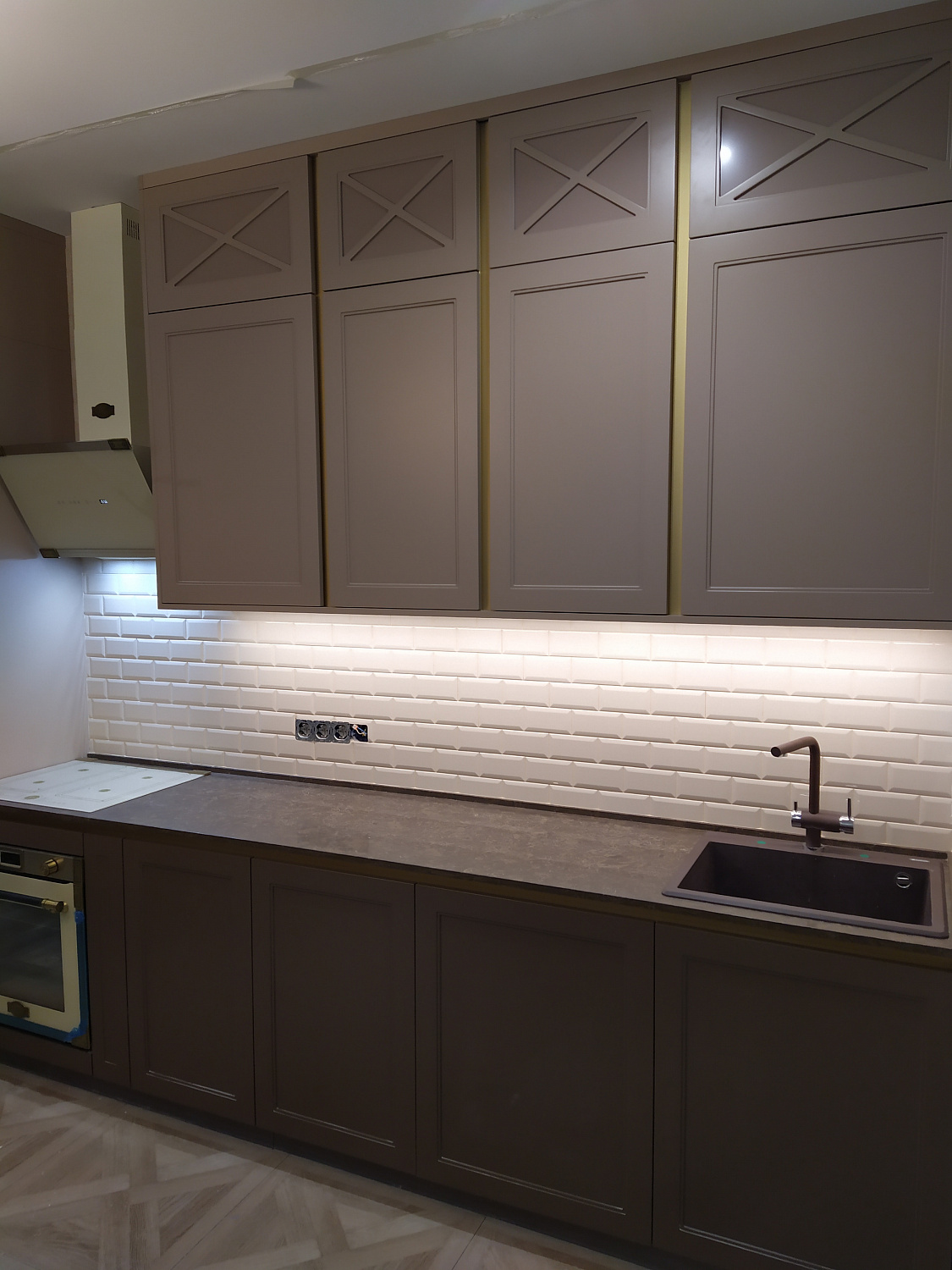 Кухня фасады с золотом