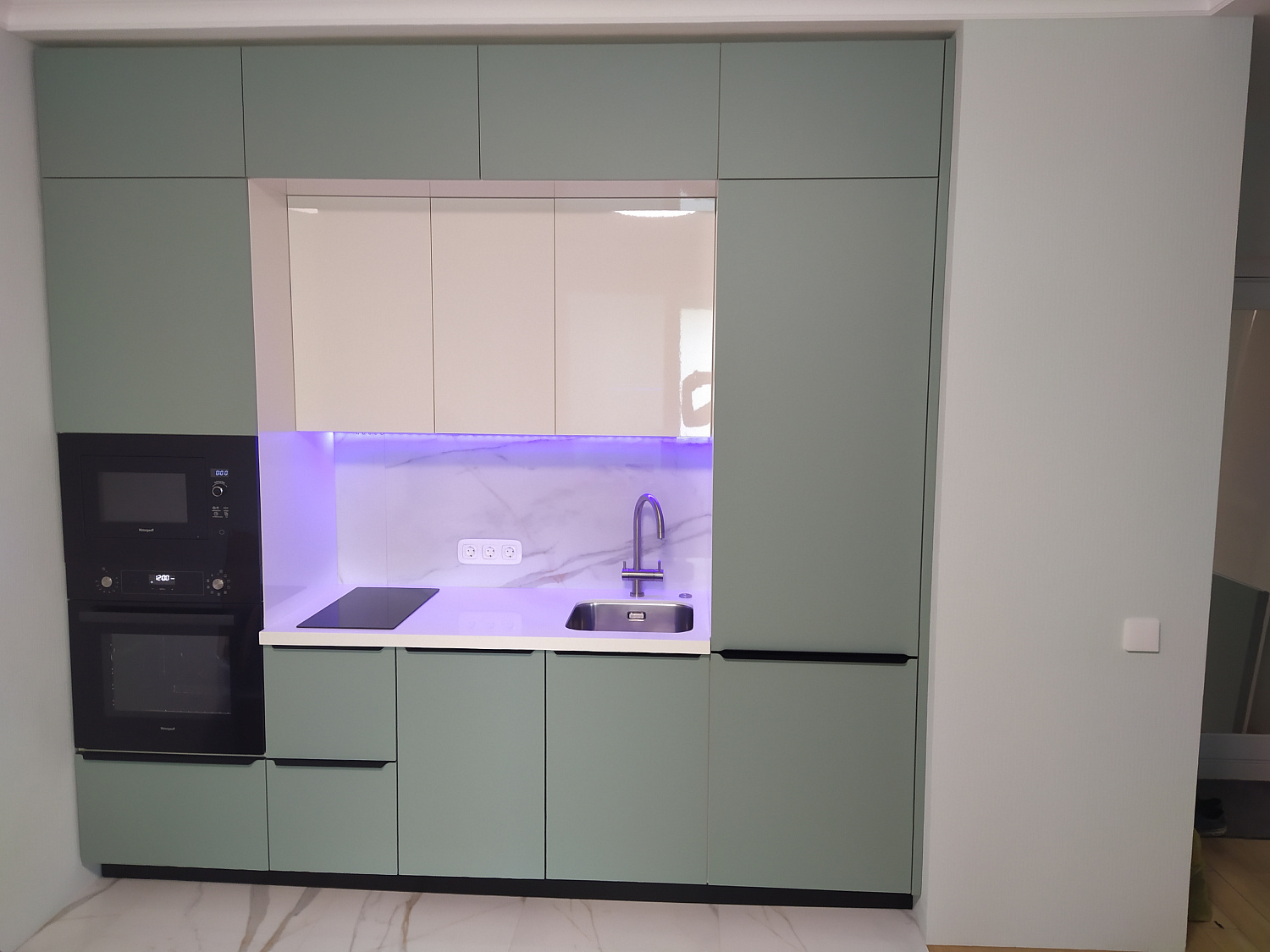 Кухня мятная с подсветкой