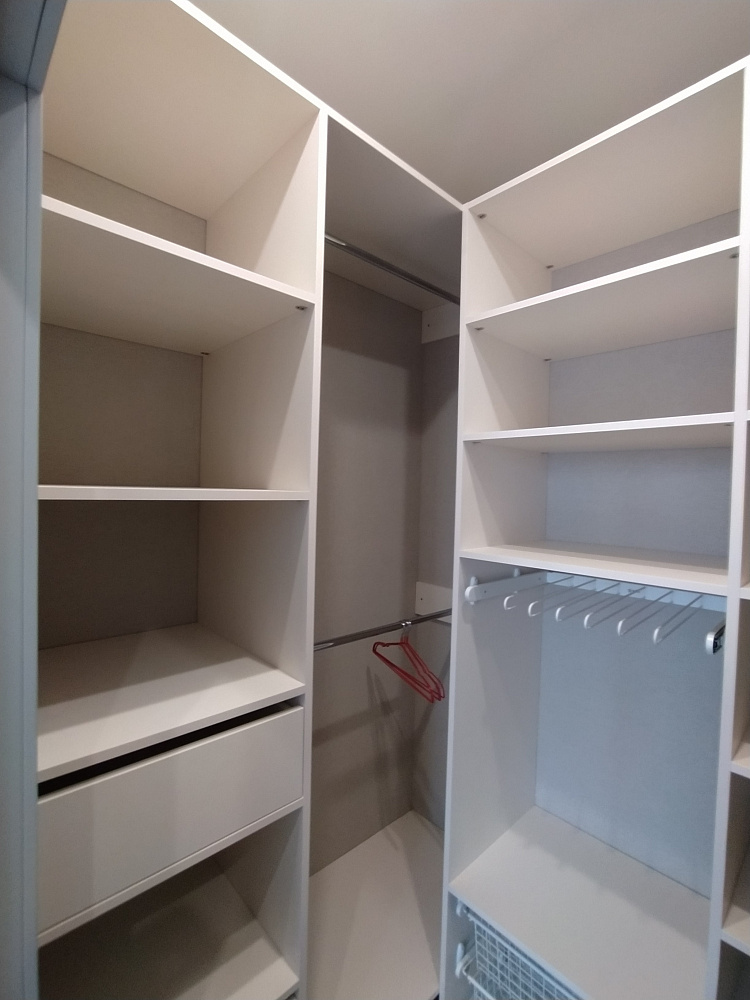 Гардеробная белая ЛДСП