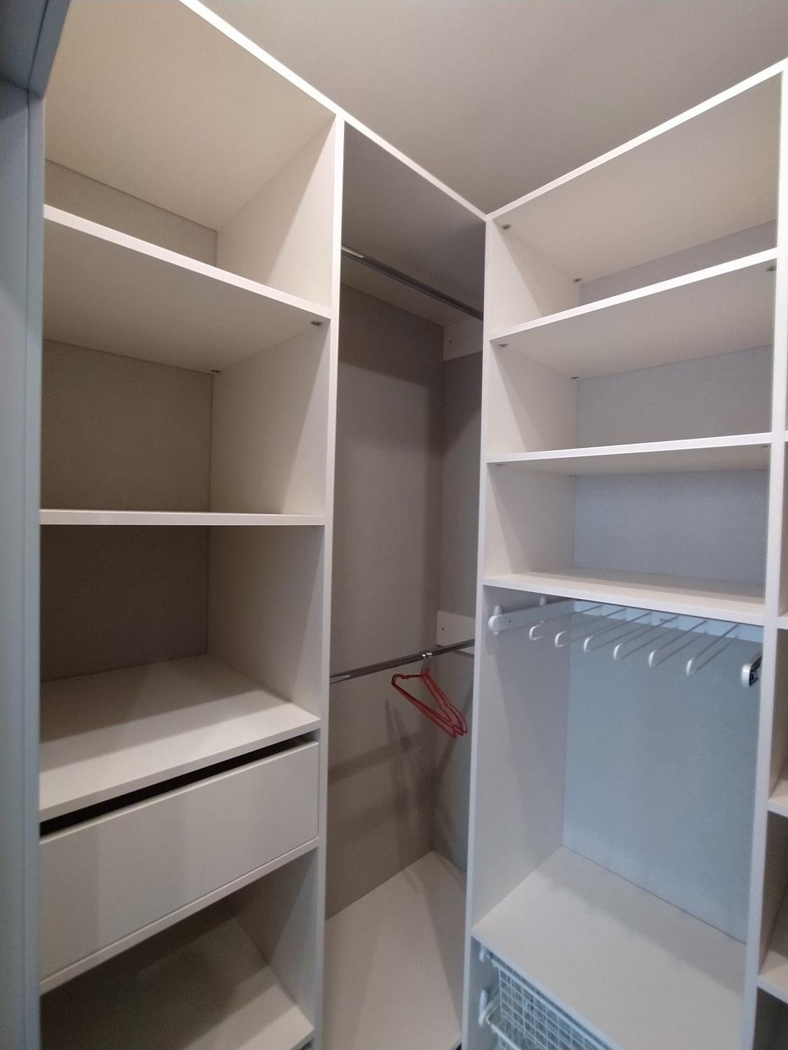 Гардеробная белая ЛДСП