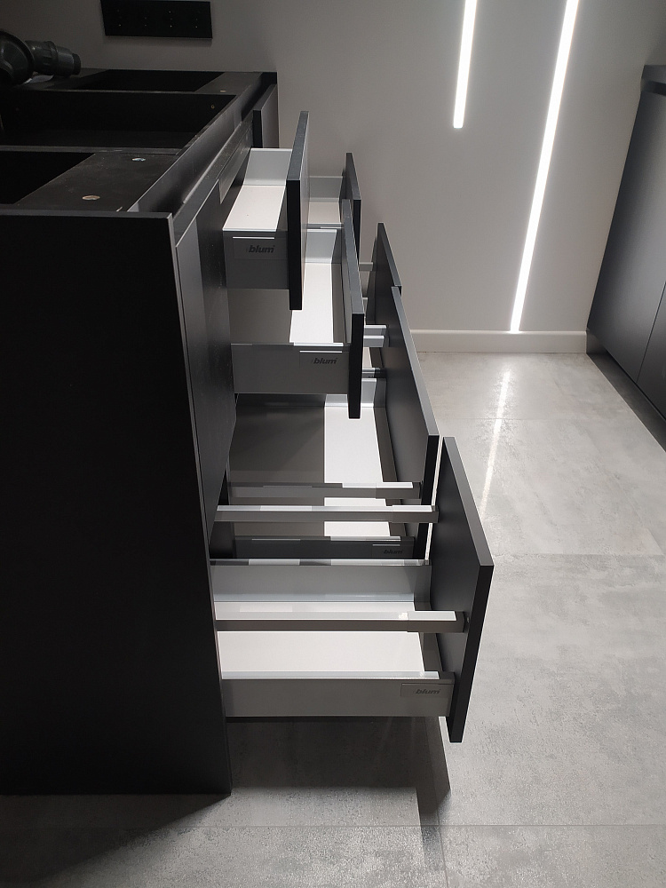 Кухня АГТ черная, вытяжка отдельно стоящая 