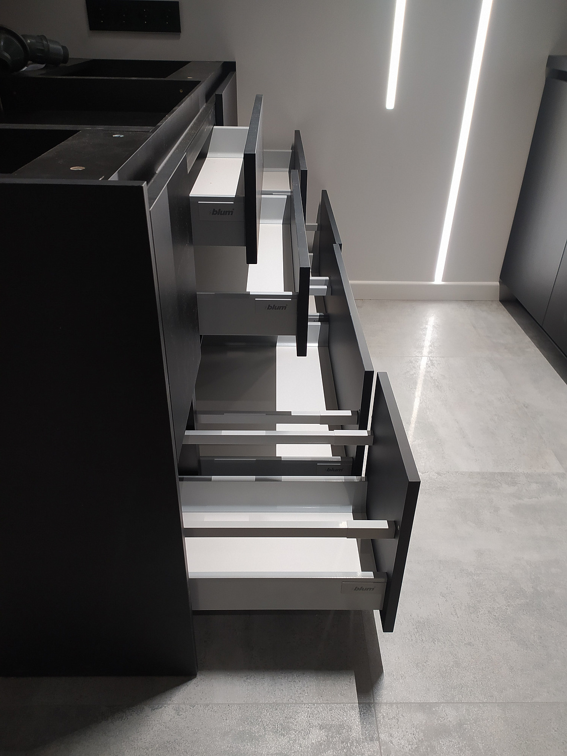 Кухня АГТ черная, вытяжка отдельно стоящая 