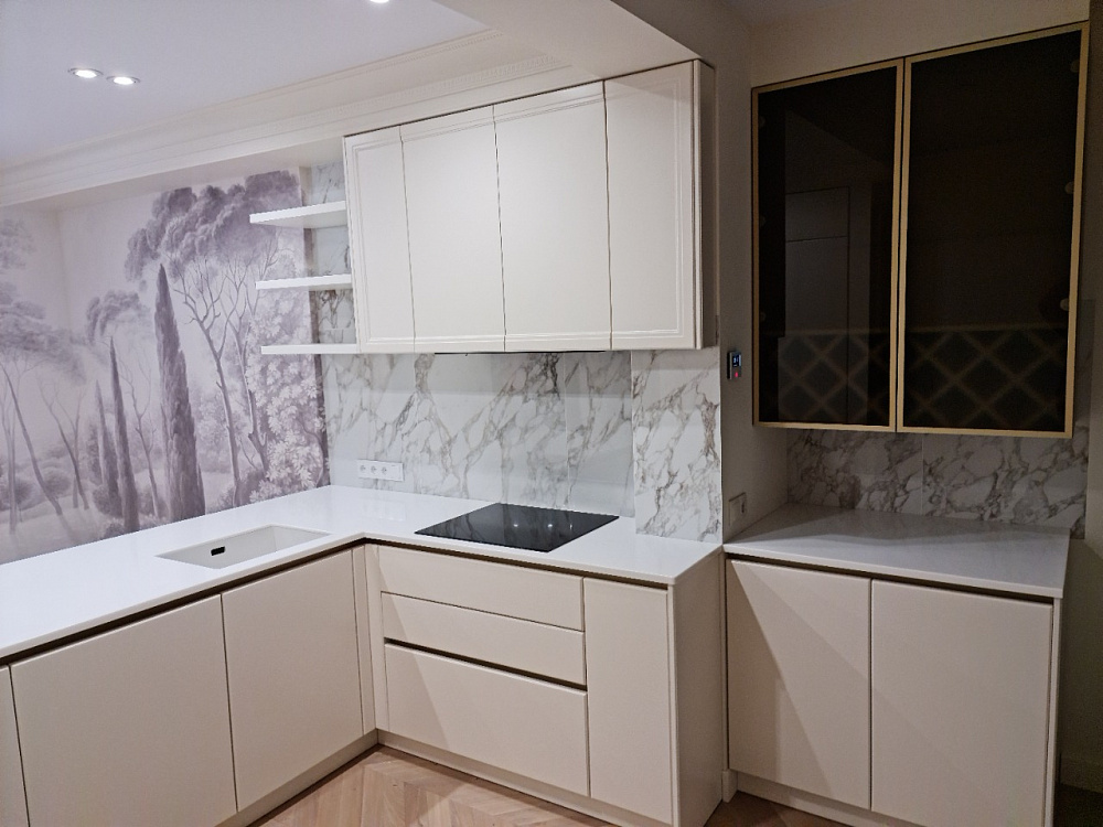 Кухня белая с барной стойкой