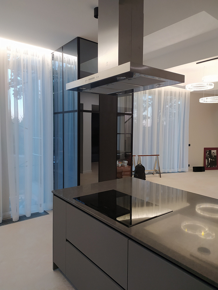 Кухня Феникс серый в загородный дом с островом и вытяжкой