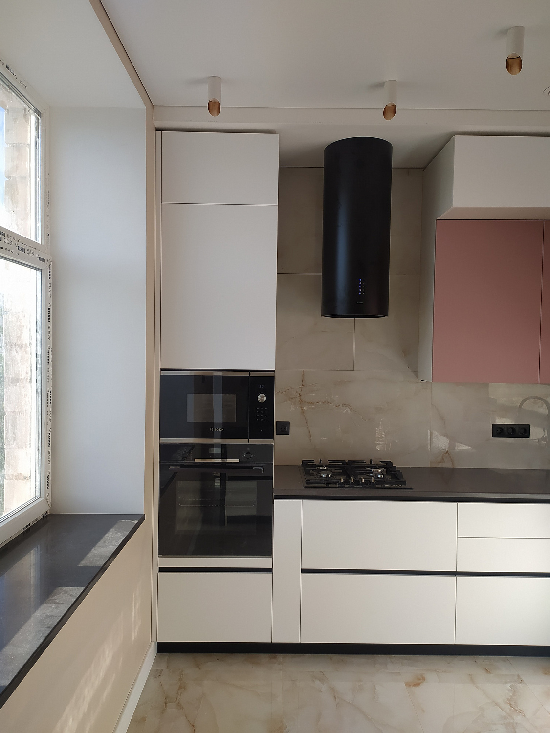 Кухня белая комбо розовый