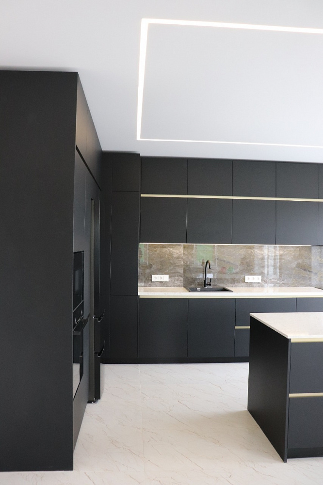 Кухня черная с золотом