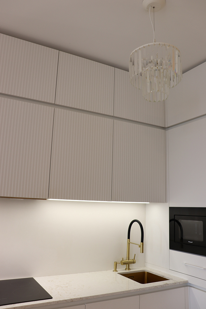 Кухня белая "Рейка с белым гола профилем"