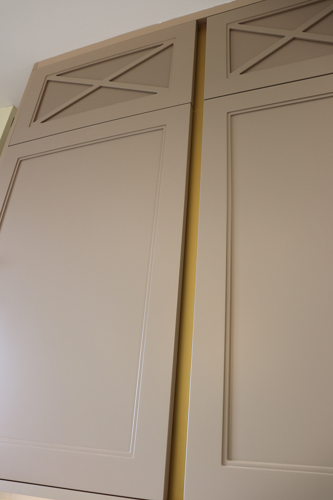 Кухня фасады с золотом