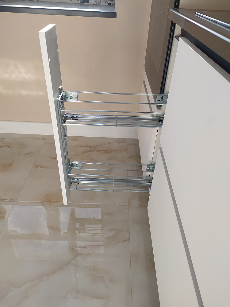 Кухня белая комбо розовый