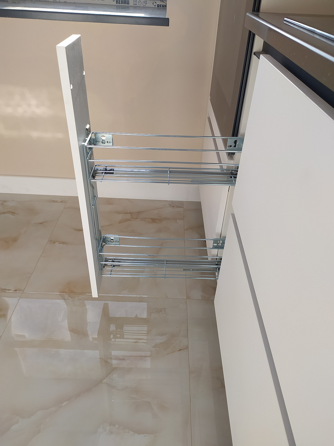 Кухня белая комбо розовый