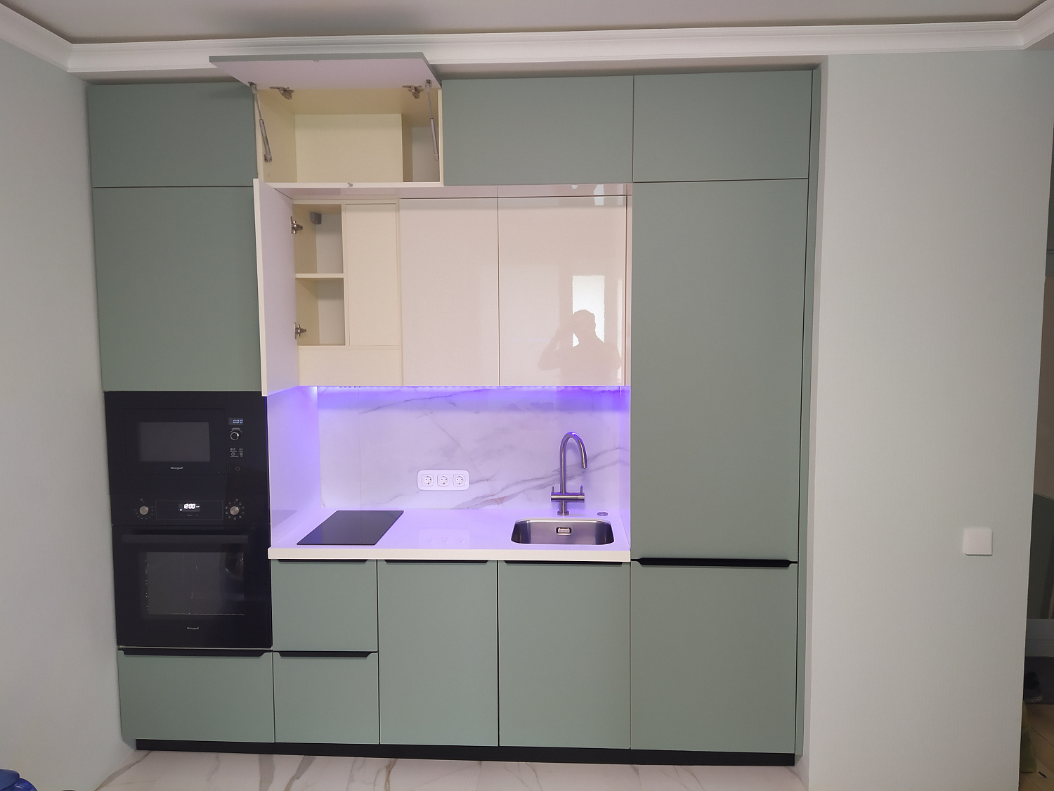 Кухня мятная с подсветкой