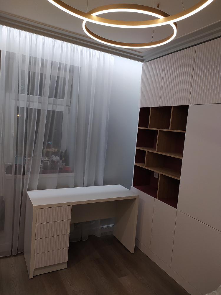 Шкаф в детскую со столом и стеллаж