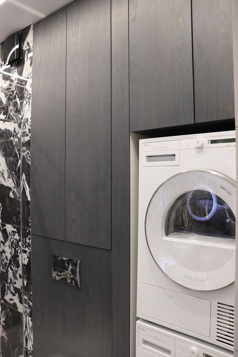 Ванная комната с постирочной