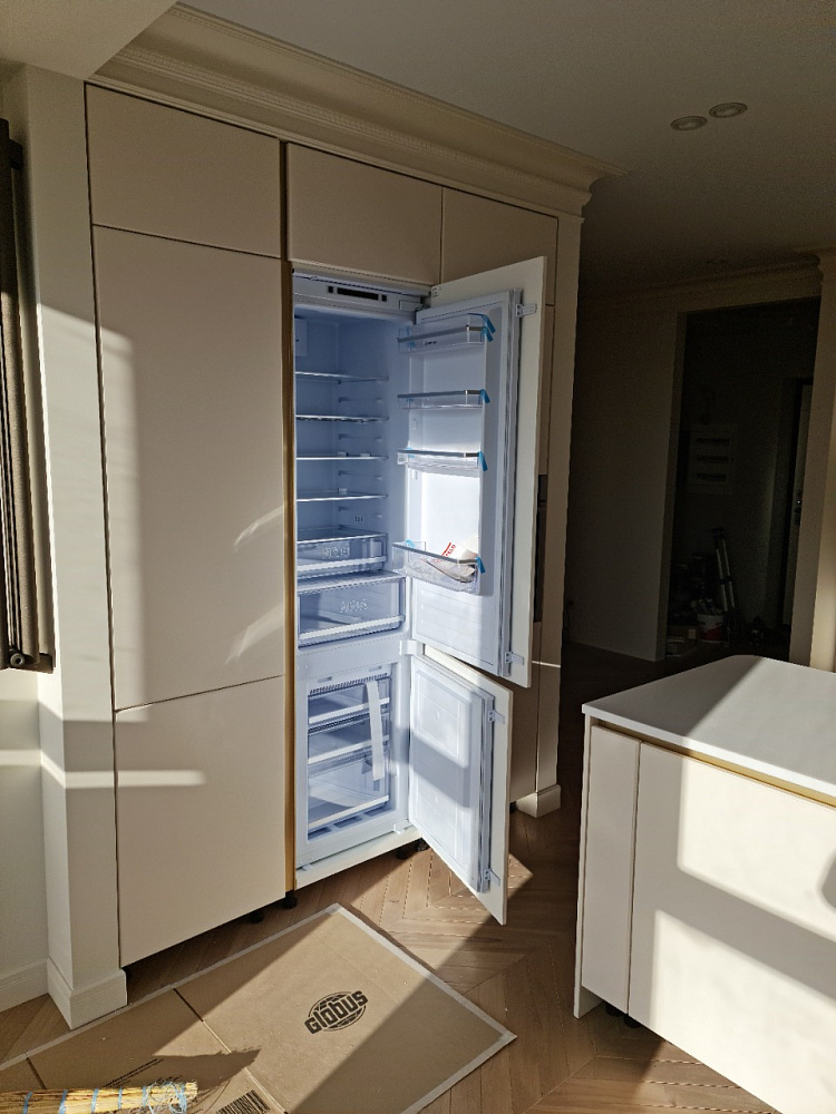 Кухня белая с барной стойкой