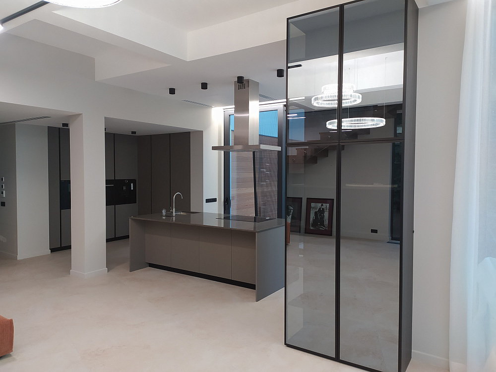 Кухня Феникс серый в загородный дом с островом и вытяжкой