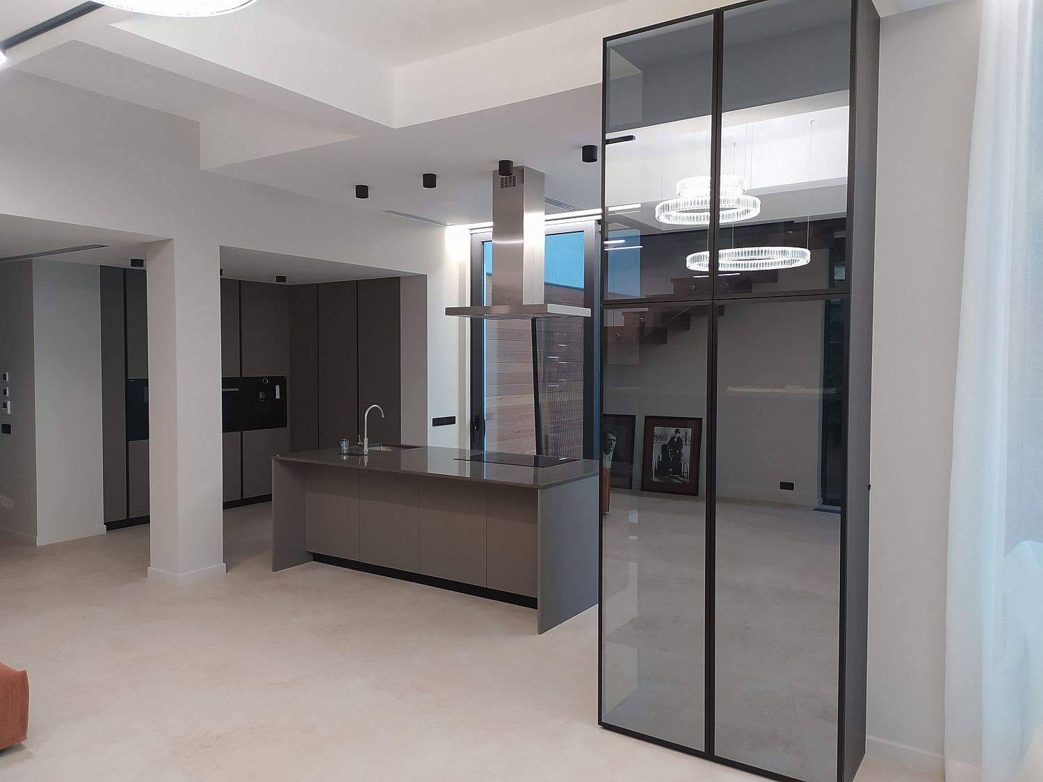 Кухня Феникс серый в загородный дом с островом и вытяжкой