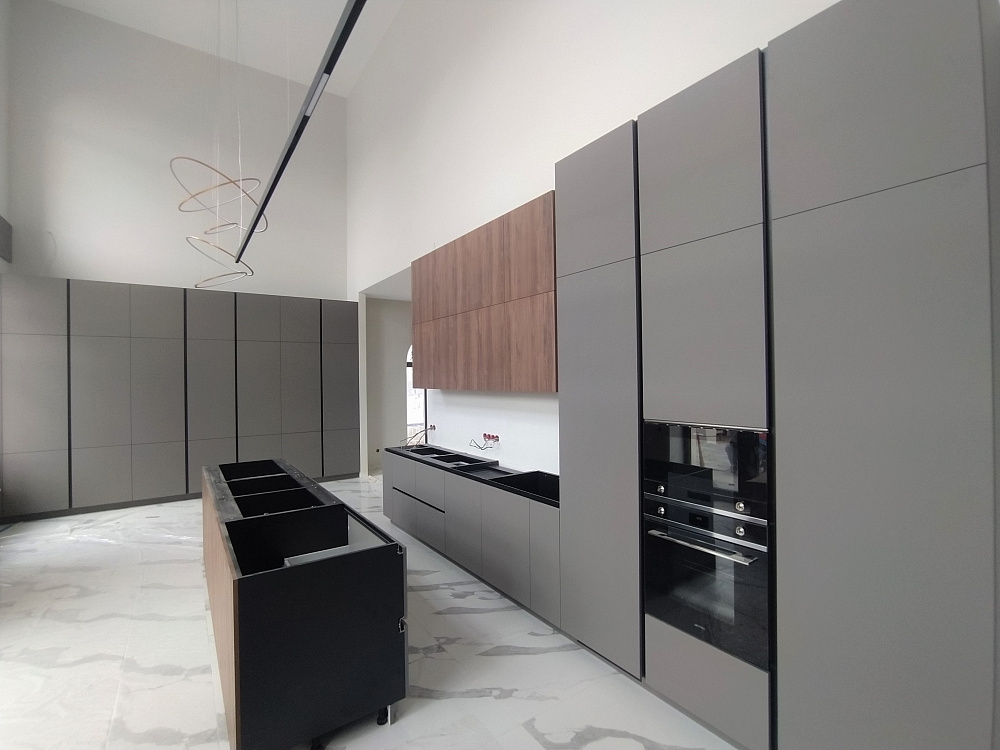 Кухня с островом и шкафом (гардеробной) феникс