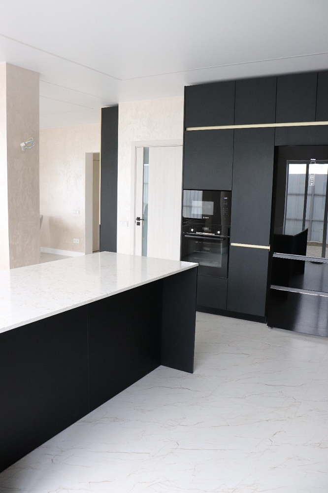 Кухня черная с золотом