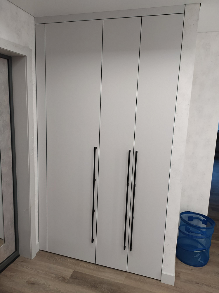 Шкаф серый с ручками 