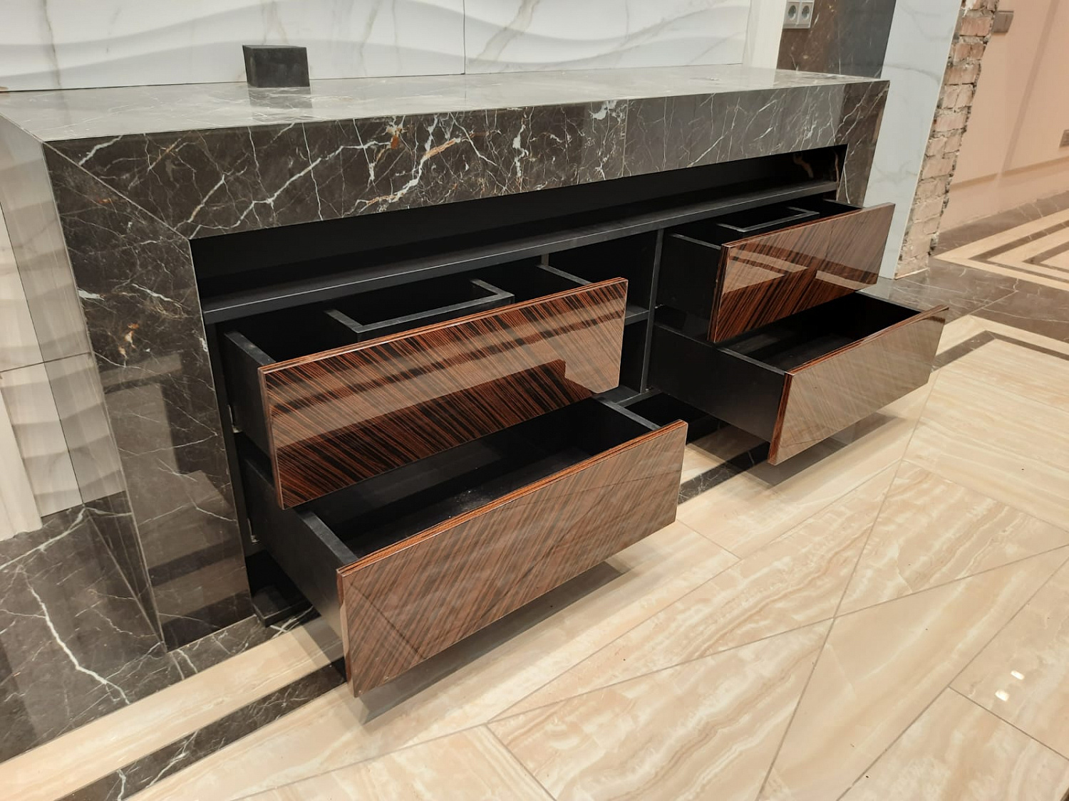 Тумба в ванную шпон Эбен красный глянец