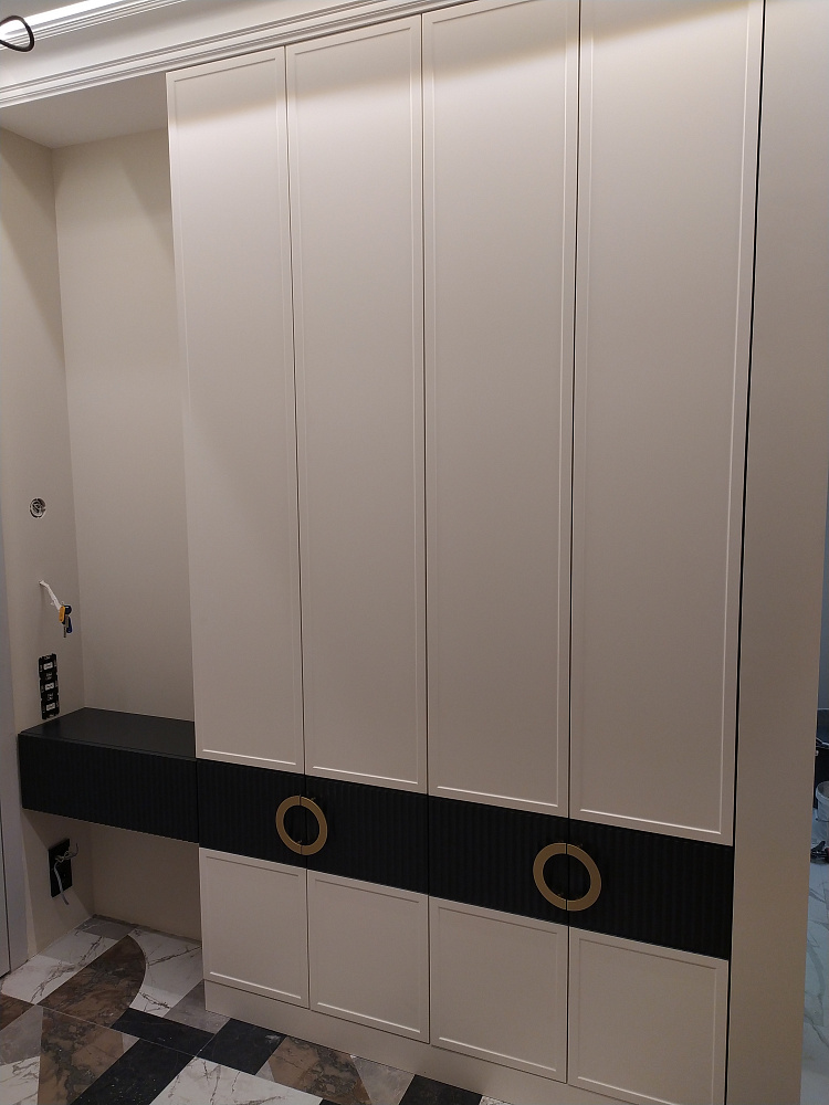 Шкаф в прихожую (рейка с золотыми ручками)