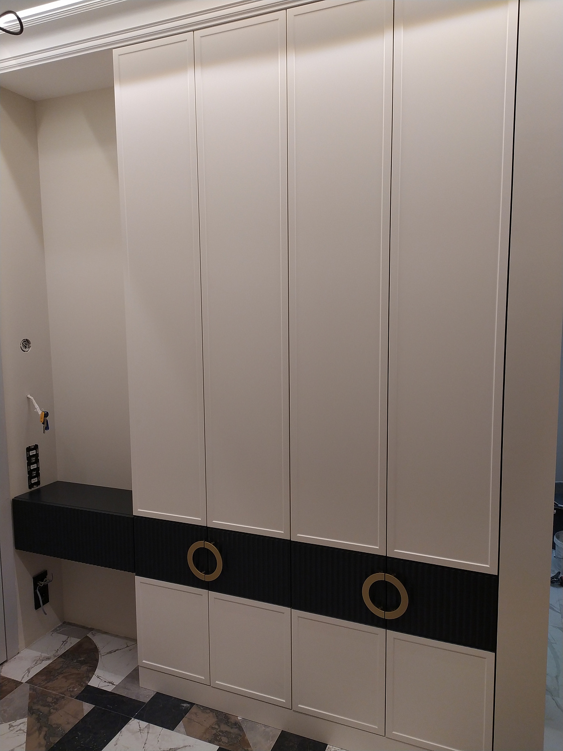 Шкаф в прихожую (рейка с золотыми ручками)