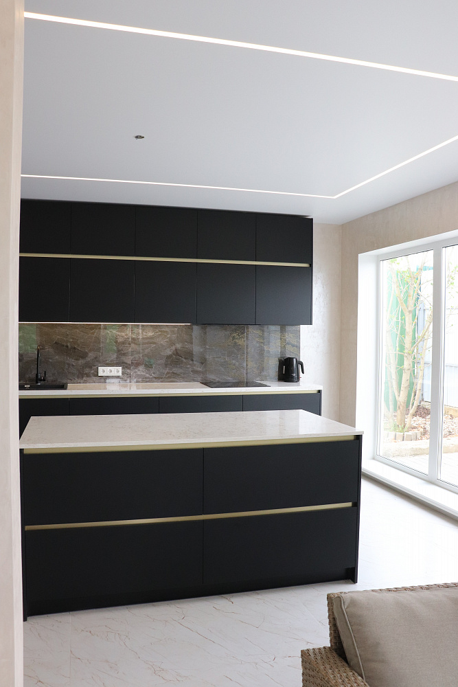 Кухня черная с золотом
