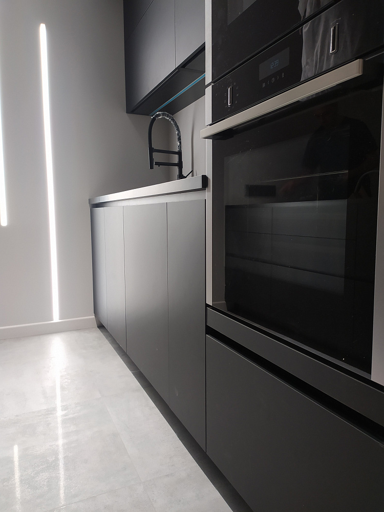 Кухня АГТ черная, вытяжка отдельно стоящая 